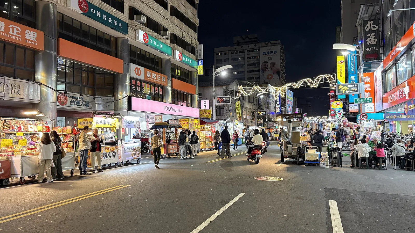 高雄六合夜市入夜後的攤位與人潮
